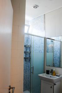 AgudaOkira beach house的一间带玻璃淋浴和水槽的浴室