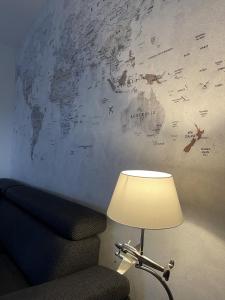 桑德Ferienhaus Hallix的椅子旁边的一盏灯和墙上的世界地图