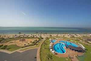 米尔费米尔法酒店 的享有度假胜地的空中景致,设有游泳池和海滩