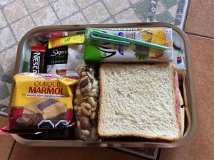 特木科提尔拉德尔苏尔酒店的午餐盒,带三明治和其他食物