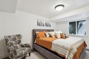 普罗沃Family-Friendly Provo Vacation Rental Near BYU!的一间卧室配有一张床和一把椅子