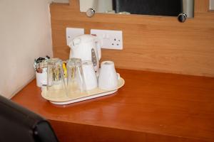 克莱德班克泰坦酒店的桌子上带一个家电盘的柜台