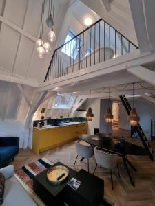 米德尔堡Elysian Yellow Suite的一间带桌子和楼梯的客厅