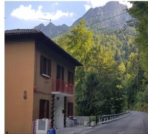 San BartolomeoCamera mezzo montagna的山路旁的房子