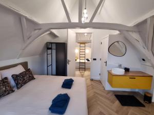 米德尔堡Elysian Yellow Suite的卧室配有一张白色大床和镜子