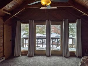 科特兰Base Camp的客厅设有窗户和吊扇