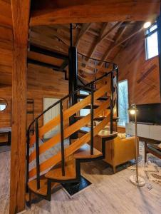 科特兰Base Camp的木制建筑中的一个螺旋楼梯,配有椅子