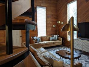 科特兰Base Camp的带沙发和双层床的客厅