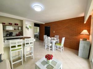 圣何塞德尔卡沃Zona Hotelera San José del Cabo的客厅配有桌椅和砖墙