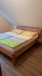 In der Wachau的木架客房内的一张床位