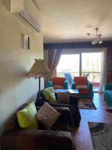 阿莱曼Gulf Porto Marina Call First的客厅配有沙发和桌子
