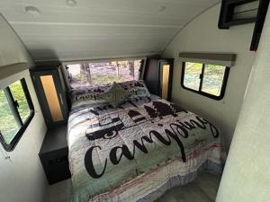 BocabecDominion Hill Country Inn的露营车内的卧室,里面配有一张床