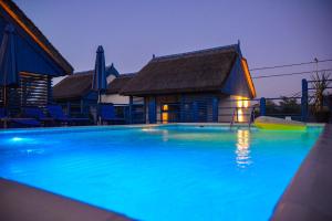 圣格奥尔基Déjà Blue - ADULT ONLY的夜间在房子前面的游泳池