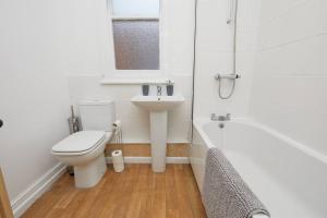 莱斯特Timeless Elegance 4-Bed Victorian Charm的白色的浴室设有卫生间和水槽。