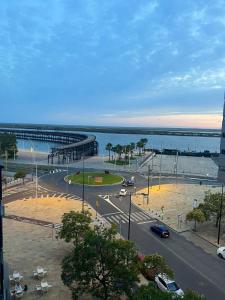 韦尔瓦Ría de Huelva的享有带码头的城市和大海的景致