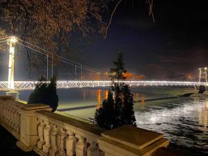 Mataruška BanjaApartman MiNa的夜间有灯在河上的桥梁