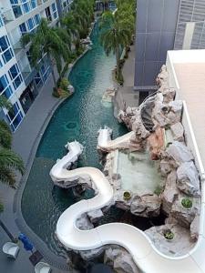 芭堤雅市中心Centara Avenue 2 Bedrooms Pool View的度假村水滑梯的空中景观