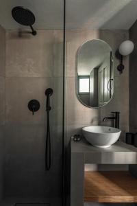 罗希姆诺Soleil boutique house with terrace的一间带水槽和镜子的浴室