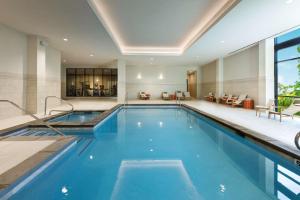 阿马里洛阿马里洛市中心大使套房酒店的一座房子中的游泳池