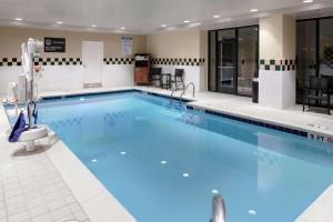 亚特兰大亚特兰大周界中心希尔顿花园酒店的蓝色海水大型游泳池