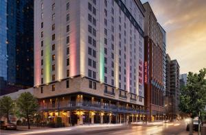 奥斯汀Hampton Inn & Suites Austin-Downtown/Convention Center的城市街道上一座高楼 ⁇ 染