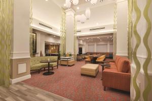 北坎顿阿克伦希尔顿花园酒店-坎顿机场的酒店大堂设有沙发和桌椅