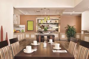 北坎顿阿克伦希尔顿花园酒店-坎顿机场的一间带桌子的用餐室和一间厨房