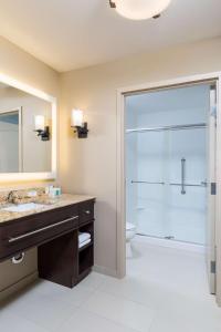 亚克朗阿克伦/费尔劳恩希尔顿惠庭套房酒店的带淋浴、盥洗盆和卫生间的浴室