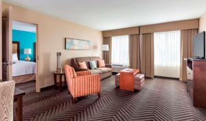 亚克朗阿克伦/费尔劳恩希尔顿惠庭套房酒店的酒店客房设有一张沙发和一张床