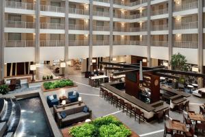 卡温顿Embassy Suites Cincinnati - RiverCenter的酒店大堂的图片