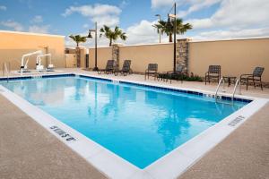 科珀斯克里斯蒂德克萨斯州珀斯克里斯蒂汉普顿酒店的一座配有桌椅的酒店游泳池