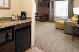 科珀斯克里斯蒂德克萨斯州珀斯克里斯蒂汉普顿酒店的酒店客房设有厨房和客厅。