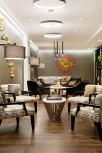 达拉斯达拉斯市中心汉普顿酒店及套房的客厅配有沙发和桌子