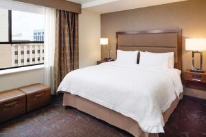 达拉斯达拉斯市中心汉普顿酒店及套房的一间设有大床和窗户的酒店客房