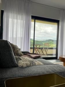 富尔纳斯FURNAS DREAM HOUSE的带沙发和大窗户的客厅