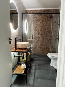 富尔纳斯FURNAS DREAM HOUSE的带淋浴、卫生间和盥洗盆的浴室