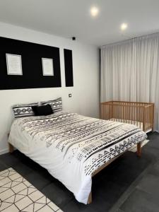 富尔纳斯FURNAS DREAM HOUSE的一间卧室配有一张大床,配有黑白色的被子