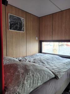 费马恩Houseboat of Grimm的一间卧室设有一张大床和窗户