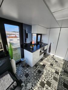 费马恩Houseboat of Grimm的厨房铺有黑白色瓷砖地板。