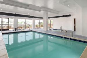 丹佛丹佛樱桃溪汉普顿旅馆及套房酒店的大楼内的一个蓝色海水游泳池