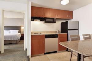 丹佛丹佛樱桃溪汉普顿旅馆及套房酒店的一间厨房和用餐室,在旅馆的房间配有一张床