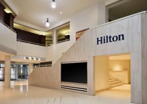 阿林顿阿灵顿希尔顿酒店的商场里一家配有电视的希尔森商店