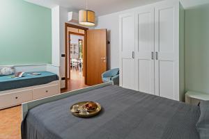 科斯特曼诺VILLA IDA - Regarda Travel的一间卧室,配有一张床,上面放着一碗食物