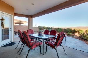 佩吉Horseshoe Bend Retreat with Fire Pit, Patio and Mtn Views的美景庭院内的桌椅