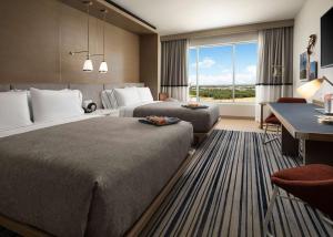 弗赖拉辛Canopy By Hilton Dallas Frisco Station的酒店客房配有两张床和一张书桌