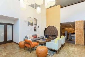 森特尼尔汉普顿套房酒店及丹佛科技中心的带沙发和壁炉的客厅