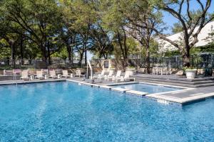 达拉斯达拉斯林肯中心希尔顿酒店的一个带躺椅的游泳池和一个游泳池