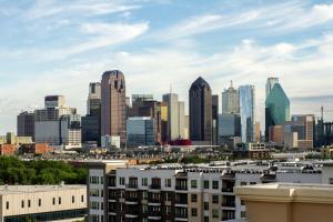 达拉斯Canopy By Hilton Dallas Uptown的享有城市天际线和高楼的景色