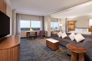达拉斯达拉斯林肯中心希尔顿酒店的酒店客房设有一张沙发和一张床