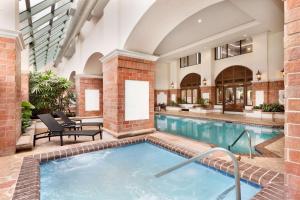 欧文大使套房酒店达拉斯 - DFW国际机场南的一座带游泳池的建筑中的室内游泳池